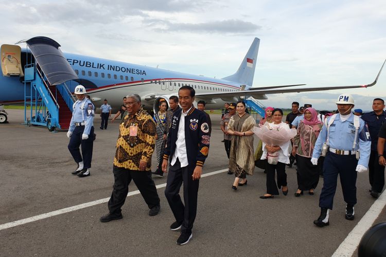 Presiden Joko Widodo melakukan kunjungan kerja ke Kendari, Sulawesi Selatan, Jumat (1/3/2019). Pesawat kepresidenan yang sebelumnya berangkat dari Gorontalo, tiba di Bandara Haluoleo, Kendari pukul 17.40 WITA.
