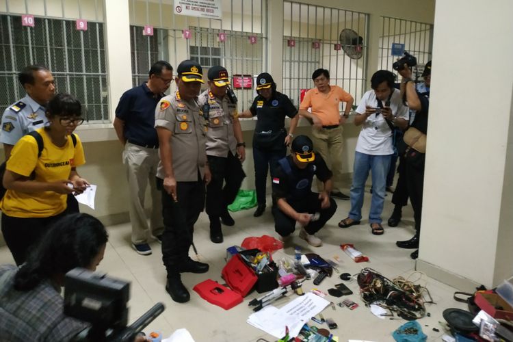 Petugas gabungan menunjukkan hasil Razia di lapas Kerobokan, Denpasar yang digelar pada Jumat (1/3/2019)