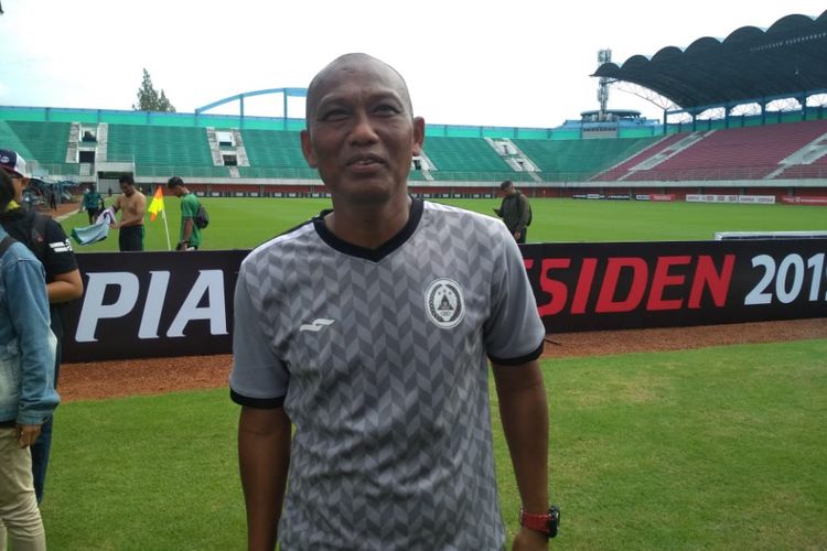 Asisten pelatih PSS Sleman, Suhandi HS, setelah memimpin latihan tim di Stadion Maguwoharjo, Senin (04/05/2019).