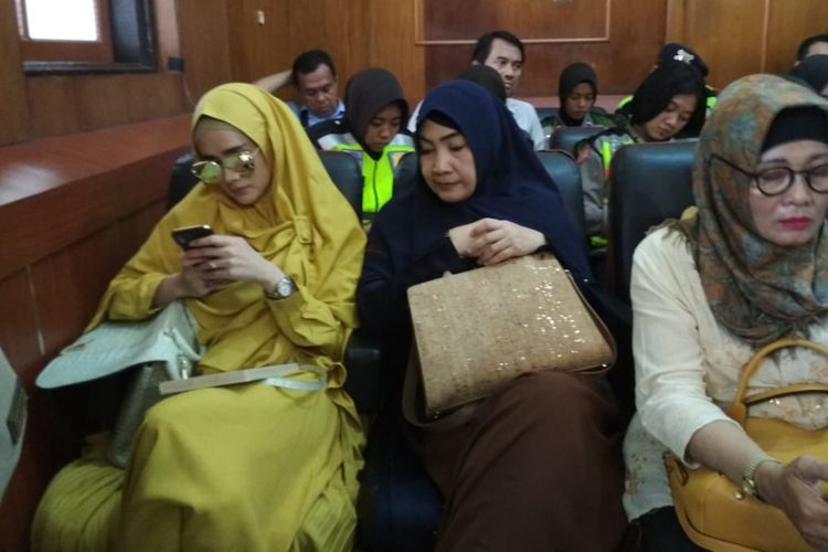 Mulan Jameela (kiri) menghadiri sidang Ahmad Dhani di PN Surabaya, Selasa (5/3/2019)