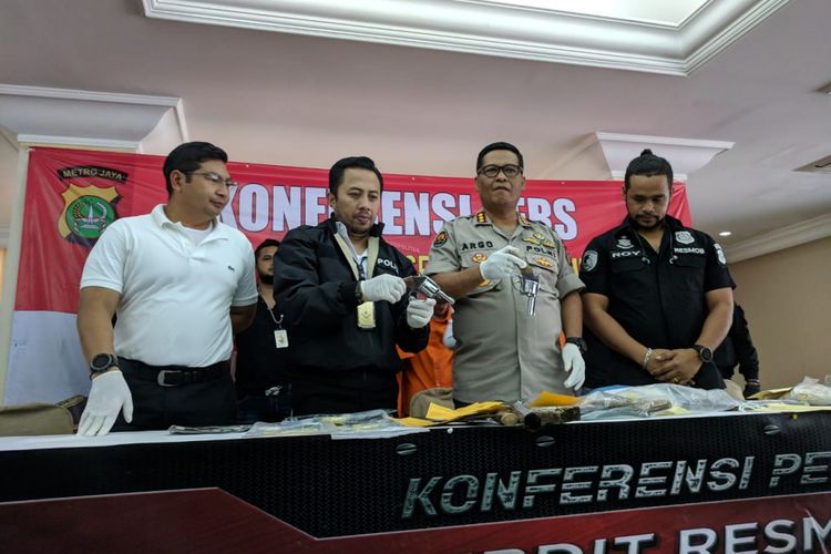 Kepolisian memamerkan senjata api yang biasa digunakan komplotan curanmor yang berulang kali beraksi di Jakarta dalam konferensi Pers di Mapolda Metro Jaya, Rabu (6/3/2019)