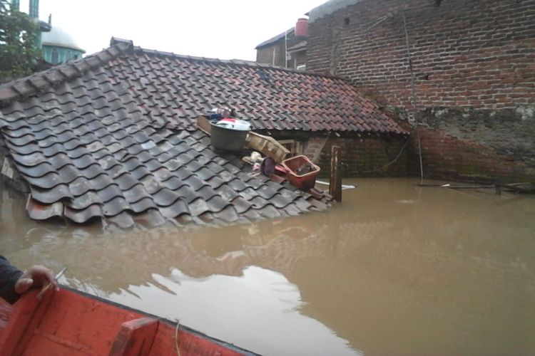 Banjir di Kabupaten Bandung meluas dengan tinggi muka air hampir mencapai 3 meter. 