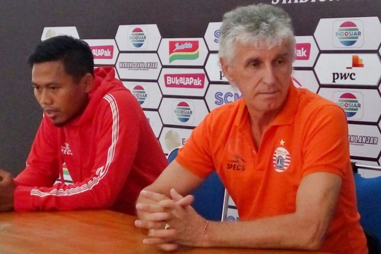 Pelatih Persija Jakarta Ivan Kolev dan Tony Sucipto dalam jumpa pers di stadion Maguwoharjo, Sleman