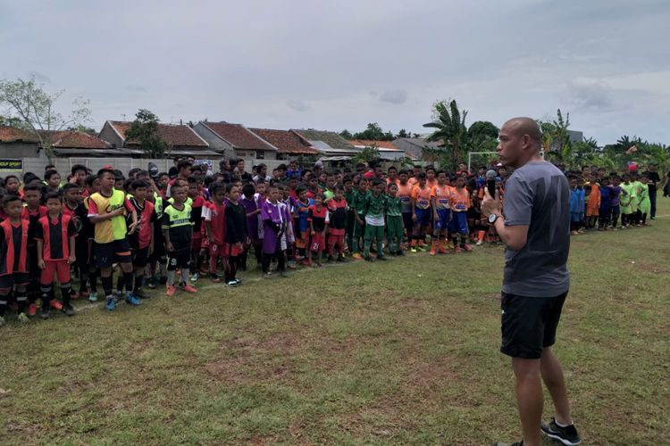 Asisten pelatih timnas U-23 Indonesia, Nova Arianto, berbagi ilmu dengan SSB Gapas. 