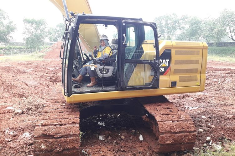 Operater alat berat Trakindo Ade Ayu Marlita