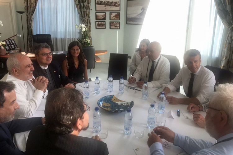 Foto yang diunggah di akun Twitter Menteri Luar Negeri Iran Mohammad Javad Zarif menunjukkan pertemuan dengan Presiden Perancis Emmanuel Macron (kanan) di sela agenda KTT G7 di Biarritz, Minggu (25/8/2019).