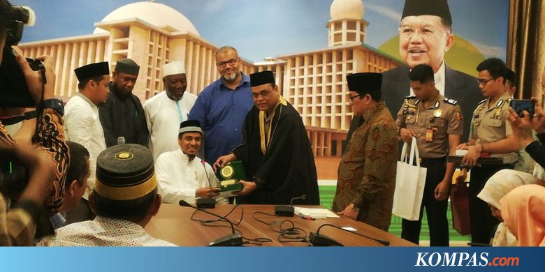 Dapat Jubah dari Ulama Arab Saudi, Syafruddin Beri 