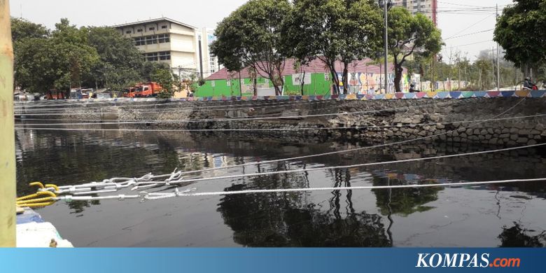 Melihat Pemasangan Kain Waring di Kali Item yang Diperpanjang