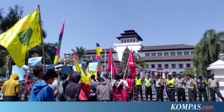 Tolak Deklarasi #2019GantiPresiden, Sekelompok Mahasiswa Aksi Jalan Mundur