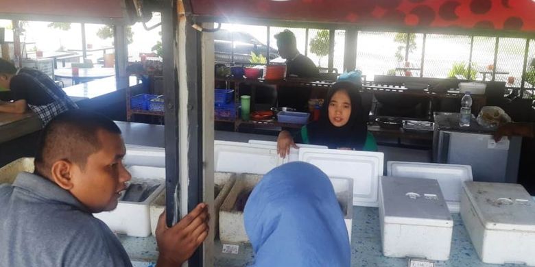 Memilih ikan di Warung Jaring Pukat, Jalan Pelabuhan, Kota Lhokseumawe, Aceh, Selasa (26/6/2019). 