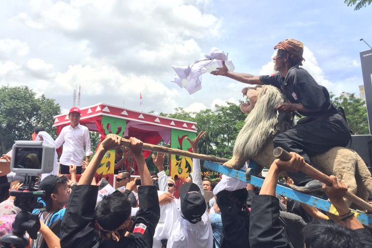 Calon Presiden nomor urut 01 Joko Widodo saat menaiki perahu hias ketika menghadiri kampanye di Palembang, Sumatera Selatan, Selasa (2/4/2019).