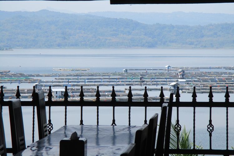 Karamba Waduk Gajah Mungkur dilihat dari Warung Makan Pak Glinding