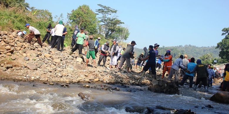 Warga di Cibeber, Cianjur, Jawa Barat bergotong royong membangun sodetan di aliran Sungai CIkondang agar bisa mengaliri areal pesawahan