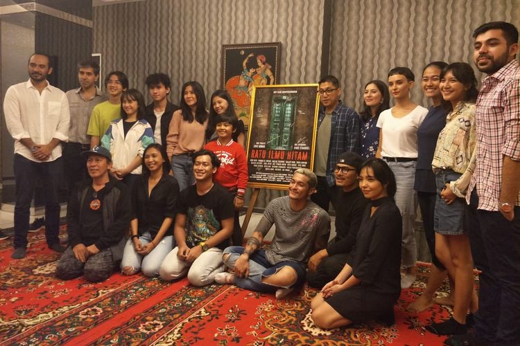 Sutradara dan seluruh pemain Film Ratu Ilmu Hitam dalam acara selamatan film Ratu Ilmu Hitam di Kantor Rapi Film, Cikini, Jakarta Pusat, Senin (25/3/2018).