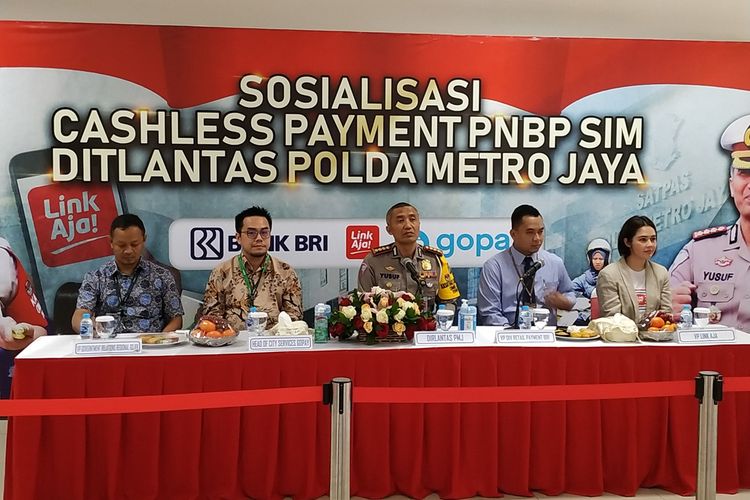 Dirlantas Polda Metro Jaya Kombes Pol Yusuf (tengah) dan Head of Ecosystem Expansion GoPay Edwin Ariono (kedua kiri) memberikan keterangan dalam konferensi pers di Satpas Ditlantas Polda Metro Jaya Daan Mogot, Jakarta Barat, Senin (26/8/2019).