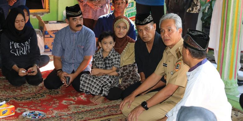 Gubernur Ganjar Pranowo melayat ke rumah duka Almarhum Bambang Saptono di Kaligarang, Semarang, Kamis (25/4/2019). Almarhum Bambang Saptono pada pemilu tanggal 17 April lalu bertugas sebagai anggota KPPS.