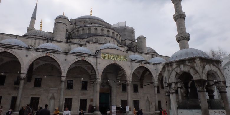 Masjid Sultan Ahmed atau dikenal Masjid Biru di Istanbul, Turki.