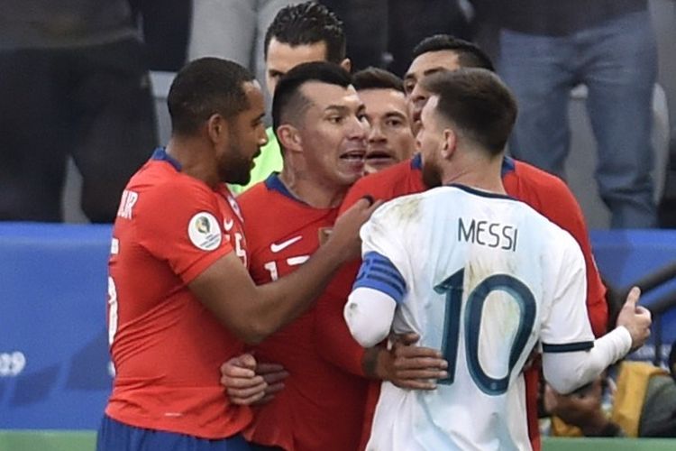 Friksi antara Lionel Messi dan Gary Medel mewarnai pertandingan perebutan posisi ketiga Copa America 2019 antara Argentina vs Cile di Arena Corinthians, 6 Juli 2019. 