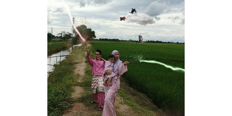 Foto unik sebuah keluarga di Malaysia saat Lebaran viral. Foto ini mengambil tema berbeda setiap tahunnya. Ini foto pada Lebaran 2017 dengan tema Harry Potter.