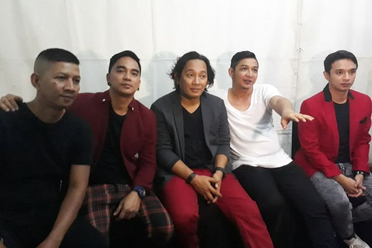 Pasha (vokal), Makki (bas), Enda (gitar), Onci (gitar), dan Rowman (drum) yang tergabung dalam grup band Ungu usai tampil di panggung Sweet 17 Trans Media di Lapangan Sunburst BSD City, Tangerang Selatan, Sabtu (15/12/2018).