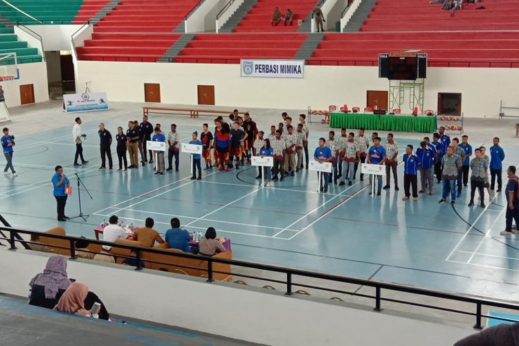 Sejumlah atlet basket dari kabupaten/kota di Papua mengikuti upacara pembukaan Kejurda Bola Basket di Mimika Sport Complex (MSC), Selasa (22/1/2019) 
