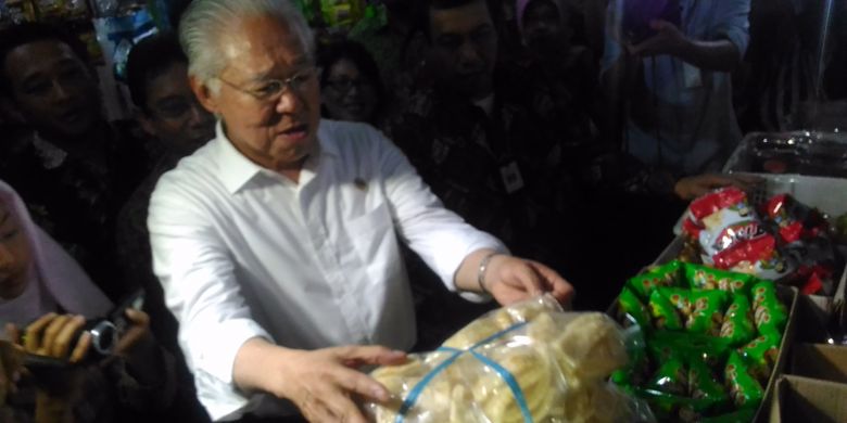 Menteri Perdagangan Enggartiasto Lukita membeli kerupuk kulit atau kerupuk rambak Pasar Pingit, Jalan Kyai Mojo, Kelurahan Bumojo, Kecamatan Jetis, Kota Yogyakarta, Sabtu (30/12/2017).