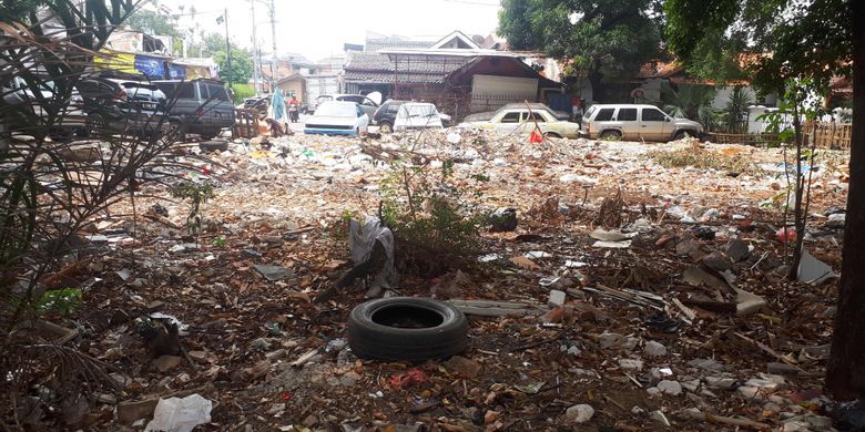 Tanah embung di jalan Rawasari Barat X telah beralih fungsi menjadi tempat pembuangan sampah yang berasal dari masyarakat sekitar. Foto diambil Kamis (4/10/2018).