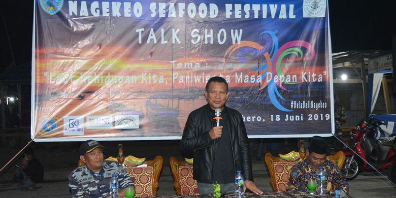 Bupati Nagekeo, dr. Johanes Don Bosco Do sedang membawa materi visi dan misi Kabupaten Nagekeo lima tahun ke depan saat talk show di Festival Seafood Nagekeo 2019. Bupati mendorong pemuda Nagekeo untuk berinovasi dan kreatif menyelenggarakan berbagai Festival khas Nagekeo.