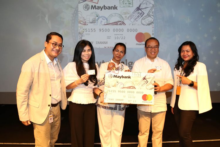 (Ki-ka) Head, Marketing Credit Card & Personal Loan PT Bank Maybank Indonesia Tbk (Maybank Indonesia) Praka Mulia Agung, Direktur Community Financial Services  Maybank Indonesia Jenny Wiriyanto, Direktur Keuangan Maybank Indonesia Thila Nadason beserta Direktur Mastercard Indonesia Tommy Singgih dan VP Mastercard Indonesia Sylvia Novieta secara simbolis melakukan relaunch Maybank White Card di Jakarta (23/10).  