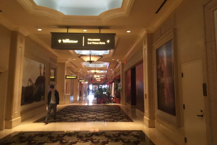 Salah satu lorong di antara banyak lorong panjang di hotel The Venetian, Las Vegas, Nevada, Amerika Serikat. Gambar diambil pada Rabu (29/11/2017)