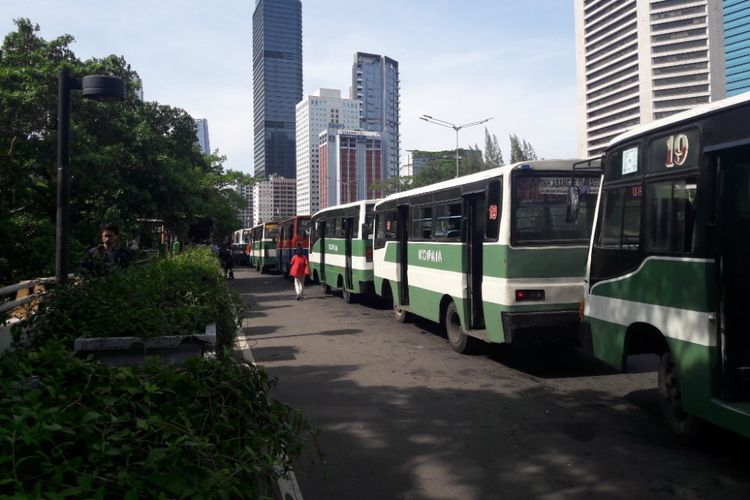 Deretan bus kota yang mengetem di depan Stasiun Sudirman, Rabu (7/3/2018)