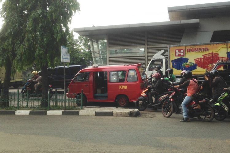 Lokasi tempat terjadinya penodongan ibu dan balita di pemberhentian lampu merah ruas Jalan I Gusti Ngurah Rai, Jakarta Timur, Senin (10/4/2017).