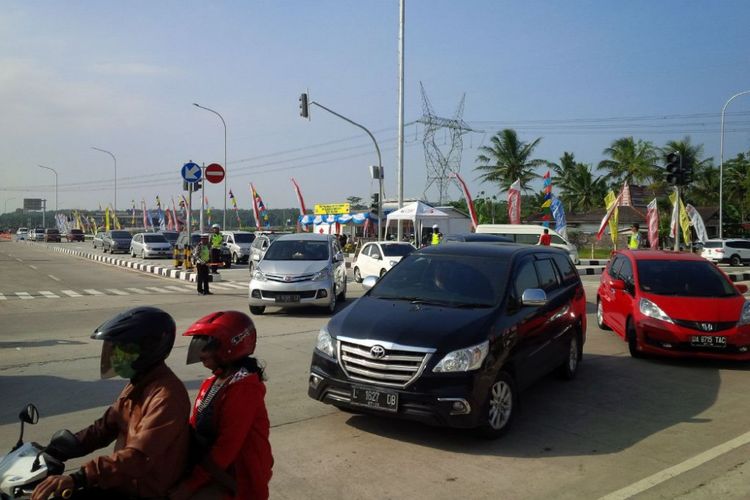 Kondisi arus lalu lintas di exit Tol Tingkir, Salatiga pada Kamis (29/6/2017) sore, petugas memprioritaskan kendaraan dari arah Karanggede (Boyolali) masuk ke jalan tol maupun ke arah Terminal Tingkir.
