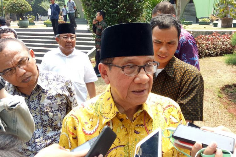Mantan Ketua DPR Akbar Tanjung seusai melayat jenazah Azhar Romli di Kompleks Parlemen, Senayan, Jakarta, Jumat (15/9/2017)