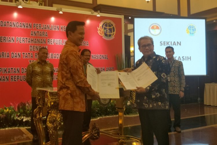 Sekretaris Jenderal Kemhan Marsekal Madya Hadiyan Sumintaatmadja dan Sekjen Kementerian ATR/BPN Noor Marzuki di Kementerian Pertahanan, Jakarta Pusat, Jumat (3/11/2017).