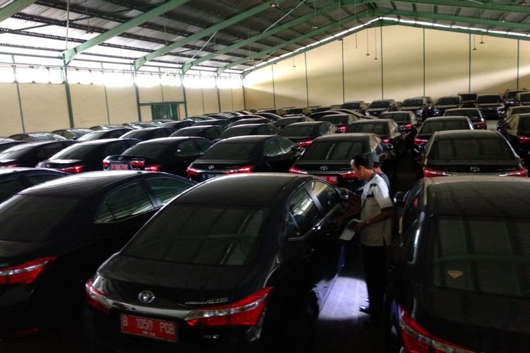 Puluhan sedan Corolla Altis bekas pemakaian anggota DPRD sudah terkumpul di gudang penyimpanan BPAD, Pulomas, Kamis (9/11/2017).