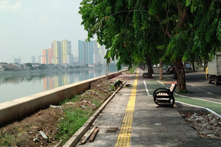 Kondisi trotoar di Danau Sunter Selatan, Kamis (16/11/2017). Kondisi torotar dibangun bangku yang nyaman untuk pejalan kaki. 