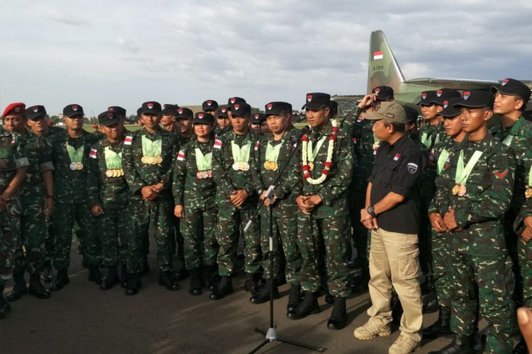 Komandan kontingen Mayor Infantri Nur Wahyudi saat memberikan keterangan usai upacara penyambutan kontingen di Base Ops, Halim Perdana Kusuma, Jakarta Timur, Jumat (24/11/2017).