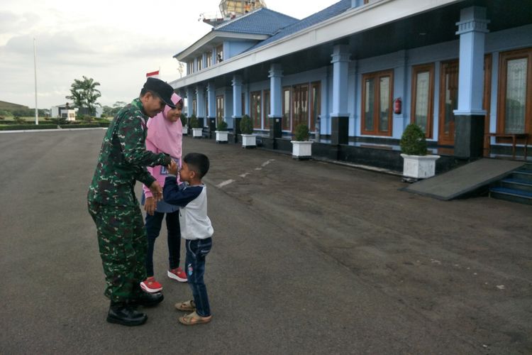 Sersan Satu (Sertu) Woli Hamsan saat bertemu anaknya, Rizki (5) di Base Ops, Halim Perdana Kusuma, Jakarta Timur, Jumat (24/11/2017) sore. Sertu Woli Hamsan merupakan salah satu dari 62 personel kontingen Lomba Tembak antar Angkatan Darat Negara-negara ASEAN atau The ASEAN Armies Rifle Meet (AARM) 2017 di Singapura pada 14 November hingga 23 November 2017 lalu.