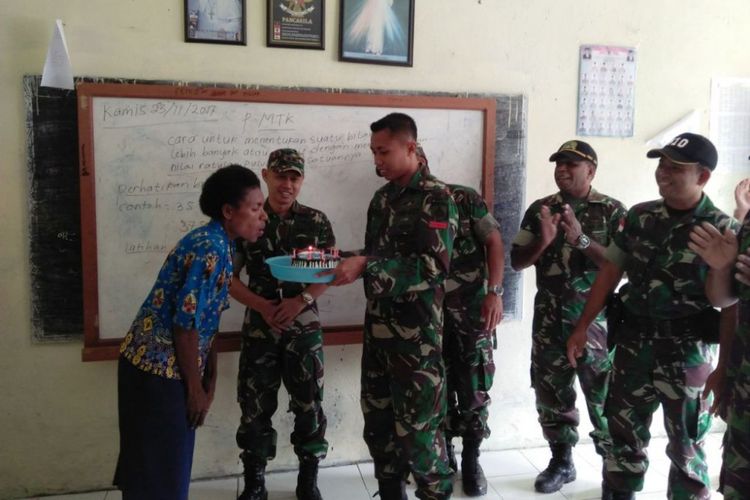  Bertepatan dengan hari guru, Sabtu (25/11/2017) para prajurit TNI penjaga tapal batas RI-Papua Nugini yang tergabung dalam Satgas Pengamanan Tapal Batas (Pamtas) Yonif 410 Alugoro memberikan kejutan kepada 