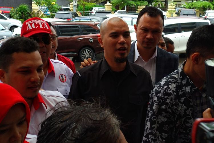 Ahmad Dhani tiba di polres Jakarta Selatan, Kamis (30/11/2017). Dhani datang memenuhi undangan kepolisian untuk penyidikan dirinya yang berstatus tersangka ujaran kebencian