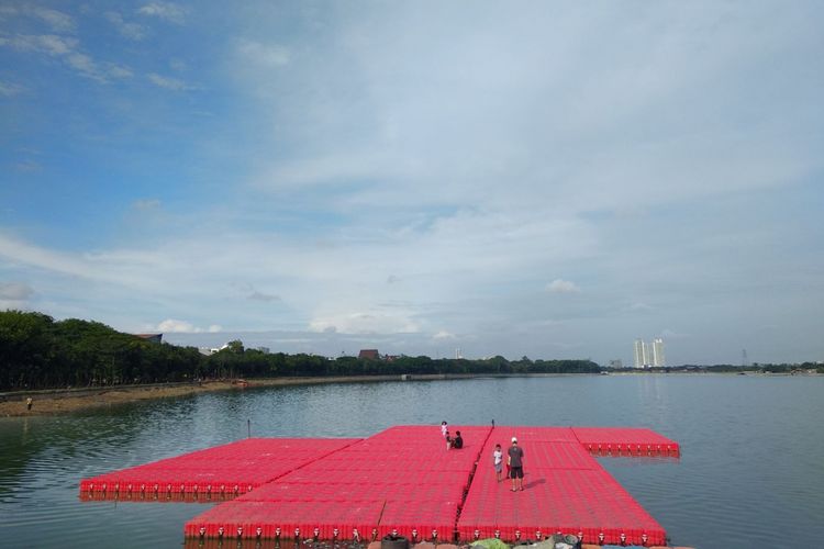 Warga menikmati danau cincin di atas palka ADP, Minggu (10/12/2017). Beberapa waktu, kehadiran palka ADP atau floating deck yang digunakan untuk darmaga apung menjadi atraksi baru masyarakat Jakarta Utara.