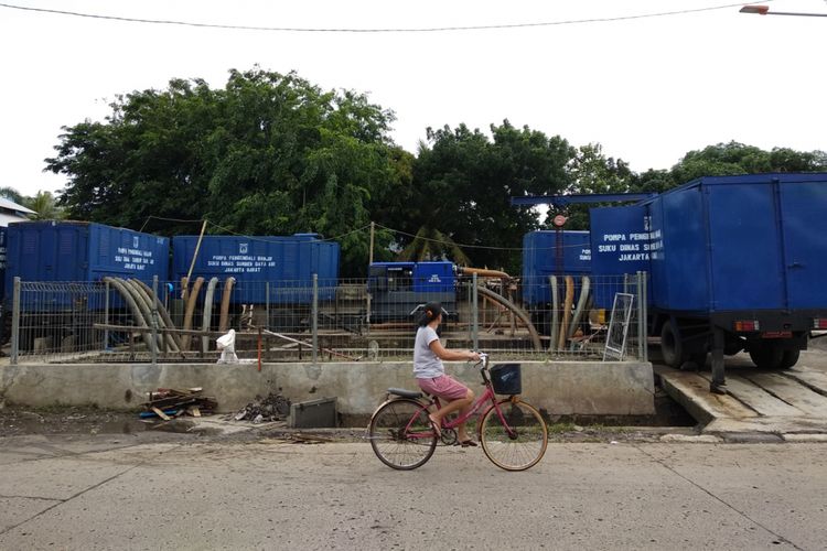 Pompa air suku dinas Sumber Daya Air disiapkan di jalan Patra, Duri Kepa, Jumat (19/1/2018). 