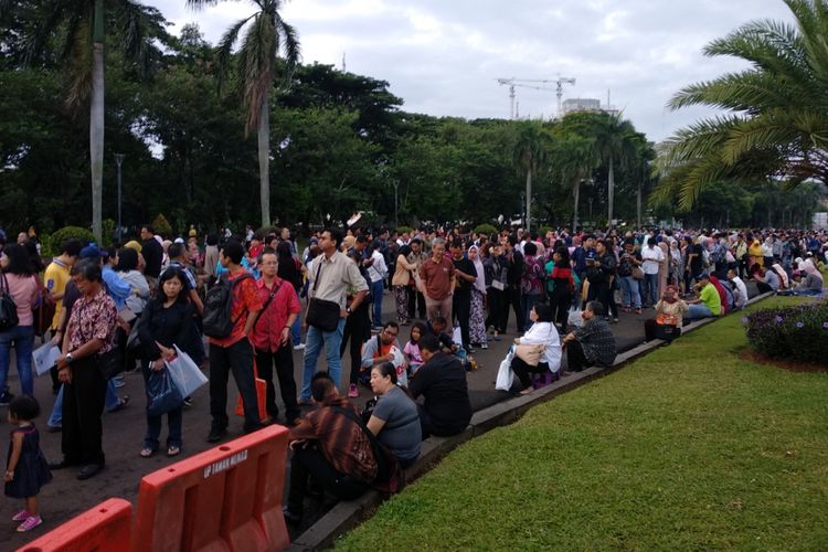 Ribuan warga mengantri untuk mendapatkan paspor di Festival Keimigrasian di Monas Minggu (21/1/2018). Sebanyak 1.600 paspor disediakan bagi warga yang ingin memperpanjang atau mendapatkan paspor elektronik