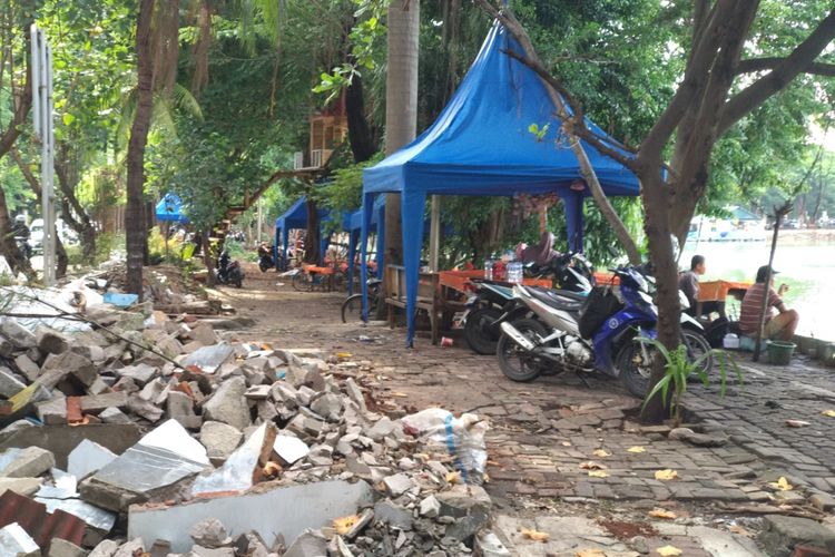 Tenda biru sementara pedagang di Danau Sunter, Senin (29/12018). 