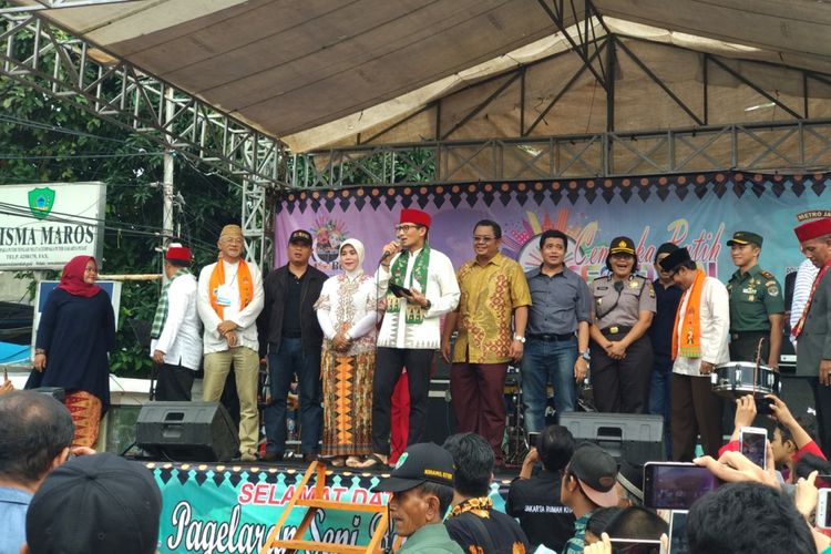 Wakil Gubernur Sandiaga Uno mencoba mengaduk adonan dodol Betawi di Festival Cempaka Putih, Sabtu (3/2/2018)