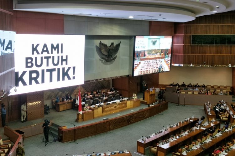 Ketua DPR Bambang Soesatyo saat membacakan pidato penutup Rapat Paripurna berjudul Kami Butuh Kritik di Gedung Nusantara II, Kompleks Parlemen, Senayan, Jakarta, Rabu (14/2/2018).