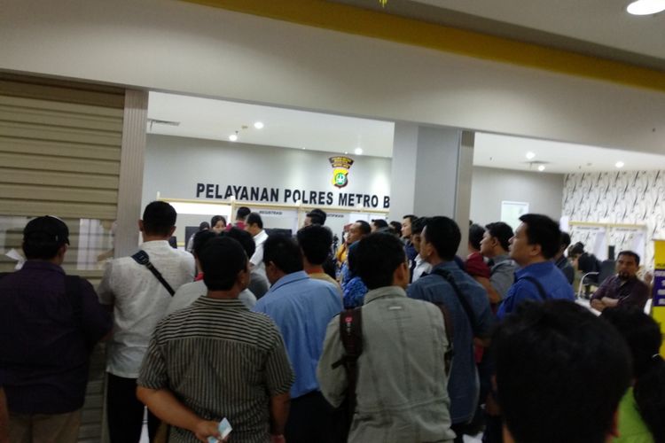 Warga bergerombol di depan loket pelayanan kesehatan untuk perpanjangan SIM di MPP Kota Bekasi, Senin (19/2/2018). Tidak adanya layar petunjuk nomor urut, serta pengeras suara dan ditambah ketidakdisiplinan warga membuat pelayanan nampak semrawut.