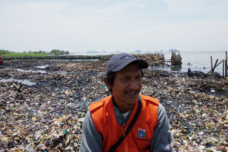Abdul Mubarok (40), petugas Dinas Lingkungan Hidup Kepulauan Seribu bercerita pengalamannya bersama sampah,Minggu (18/3/2018)