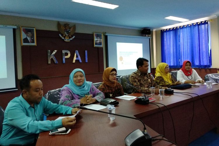 Anggota KPAI saat konferensi pers di kantor KPAI, Jakarta Pusat, Senin (19/3/2018)